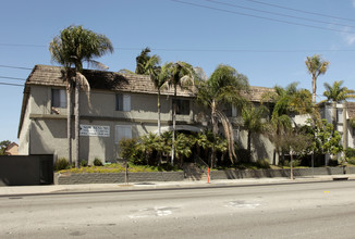 Royal Palms Apartments in Gardena, CA - Building Photo - Building Photo