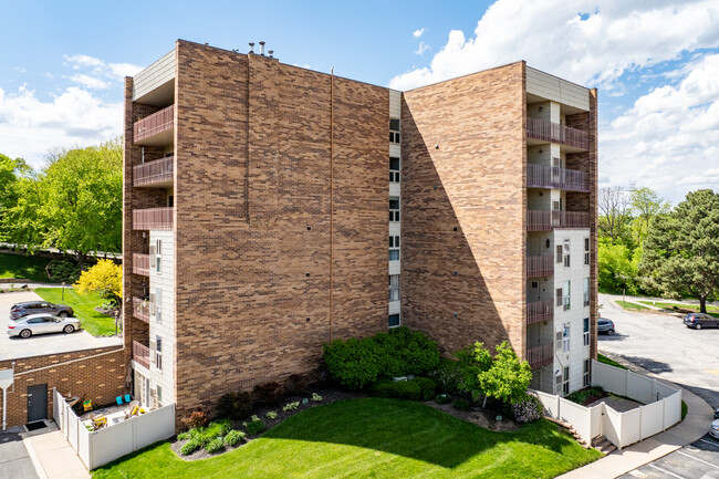 Latvian Tower in Omaha, NE - Foto de edificio - Building Photo