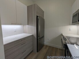 1079 Commonwealth Ave, Unit 313 in Boston, MA - Building Photo