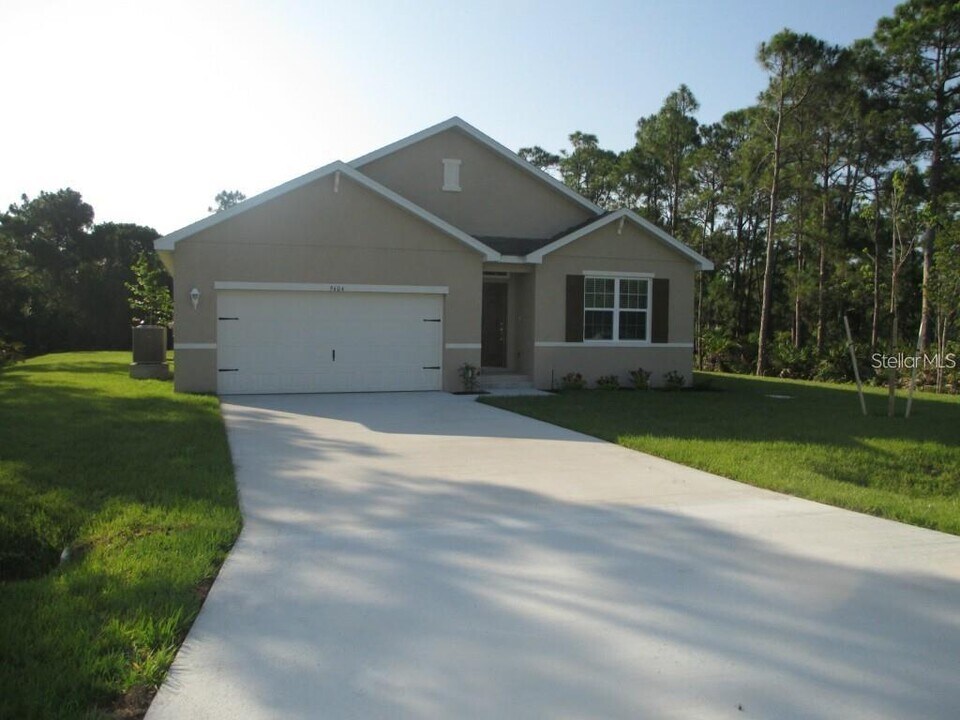 9404 Hallendale Dr in Port Charlotte, FL - Foto de edificio