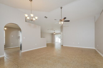6922 Crown Lake Dr in Gibsonton, FL - Building Photo - Building Photo