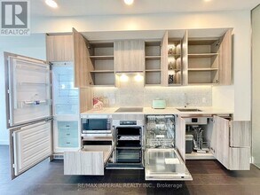 95-695 McMahon Dr in Toronto, ON - Building Photo - Building Photo