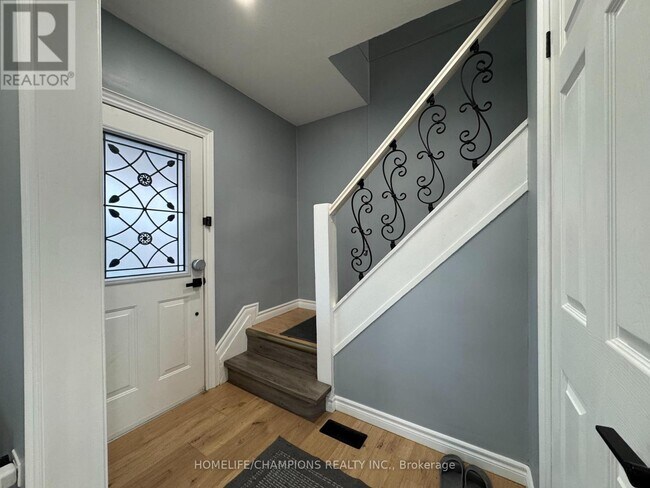 238 Dearborn Ave in Oshawa, ON - Building Photo - Building Photo