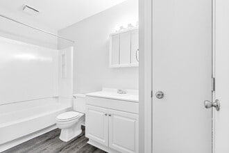 5943 Walnut Cir Dr in Toledo, OH - Building Photo - Building Photo