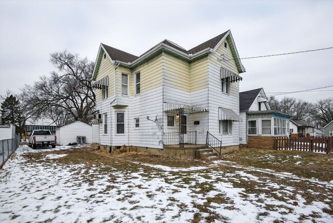 property at 1305 S Easton Ave