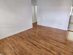 2174 SW 26th St in Miami, FL - Foto de edificio - Building Photo