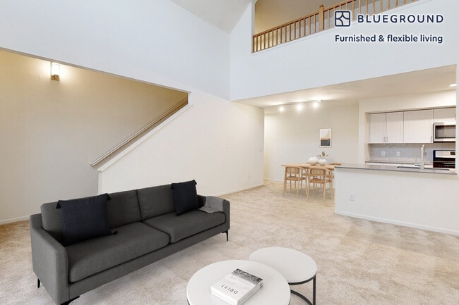 313 Avalon Cir in Smithtown, NY - Building Photo - Building Photo