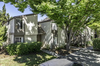 Alvarado Parkside Apartments in Davis, CA - Foto de edificio - Building Photo