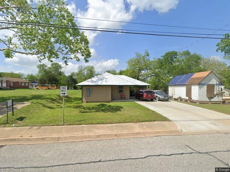 1103 E Alamo St in Brenham, TX - Building Photo