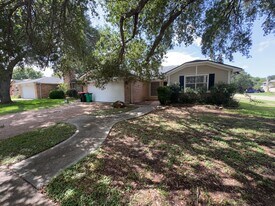 7702 Tierra Verde Dr in Houston, TX - Building Photo