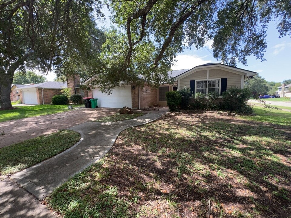 7702 Tierra Verde Dr in Houston, TX - Building Photo