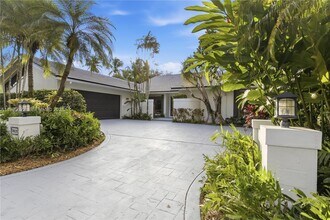 11028 SW 77th Ct Cir in Pinecrest, FL - Foto de edificio - Building Photo