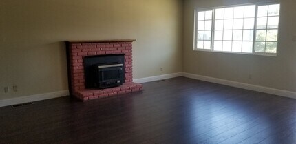 260 W J St in Oakdale, CA - Building Photo - Building Photo