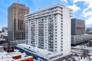 PLACE DU CERCLE in Montréal, QC - Building Photo