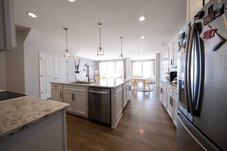 756 Stonegate Rd in Chanhassen, MN - Foto de edificio - Building Photo