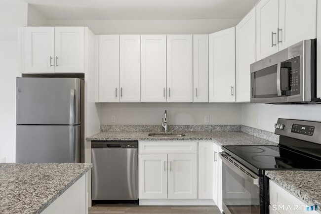 71 Connecticut Ave, Unit 301 in Norwalk, CT - Foto de edificio - Building Photo