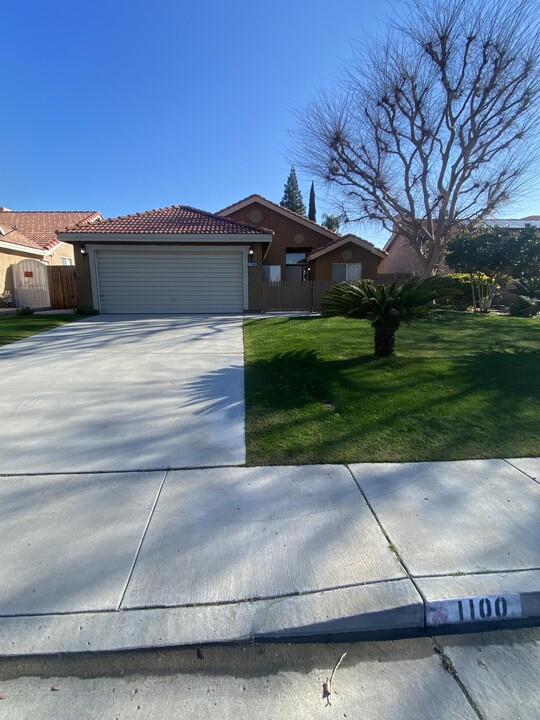 1100 Sand Creek Dr in Bakersfield, CA - Building Photo