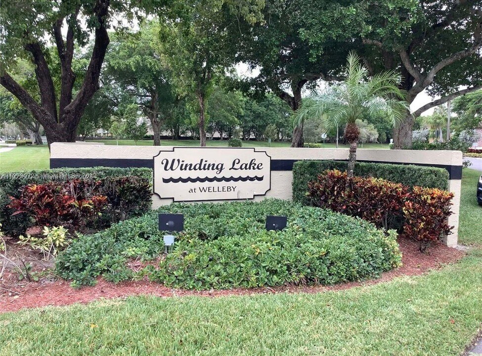 10052 Winding Lake Rd in Sunrise, FL - Building Photo