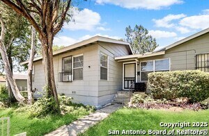 2000 W Mistletoe Ave in San Antonio, TX - Building Photo