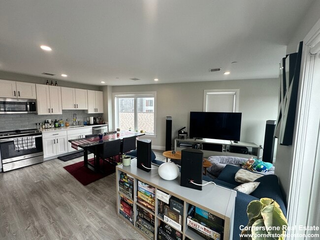 210 Old Colony Ave, Unit 301 in Boston, MA - Building Photo - Building Photo