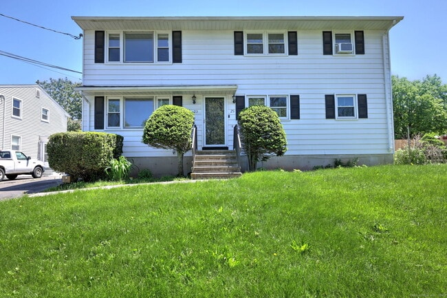 23 Gilbert Ln in Branford, CT - Building Photo - Building Photo