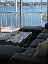 2910 Point E Dr in Aventura, FL - Building Photo