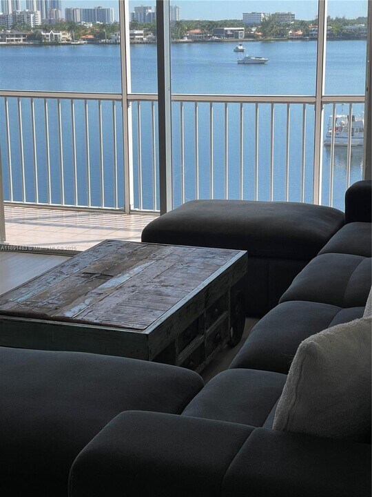 2910 Point E Dr in Aventura, FL - Building Photo