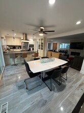 2396 Redlands Dr in Newport Beach, CA - Foto de edificio - Building Photo