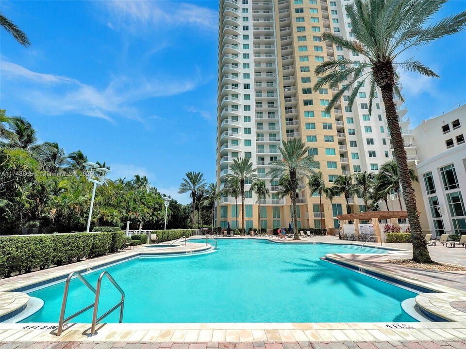 1755 E Hallandale Beach Blvd, Unit 507e in Hallandale Beach, FL - Building Photo