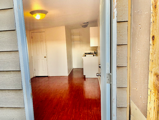 18548 Arminta St-Unit -Studio in Los Angeles, CA - Building Photo - Building Photo