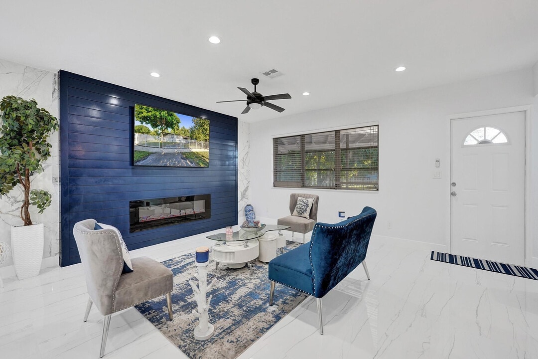 18600 NW 11th Rd in Miami, FL - Building Photo