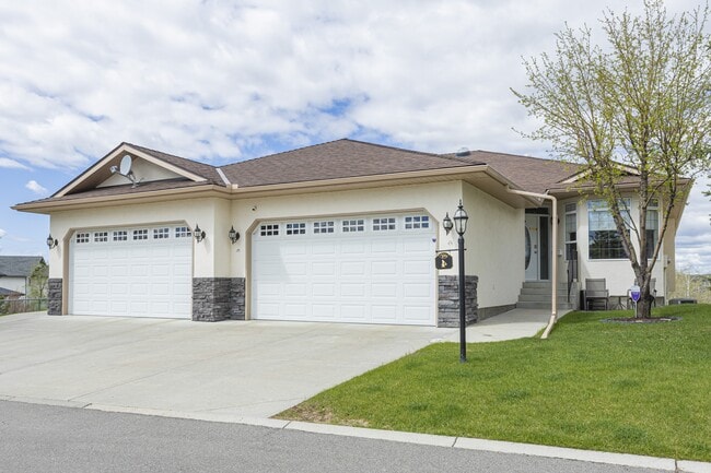 Sheep River Villas in Okotoks, AB - Building Photo - Primary Photo