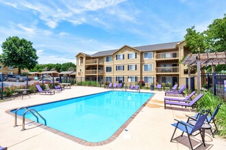 Stadium Place Apartments in Manhattan, KS - Foto de edificio - Building Photo