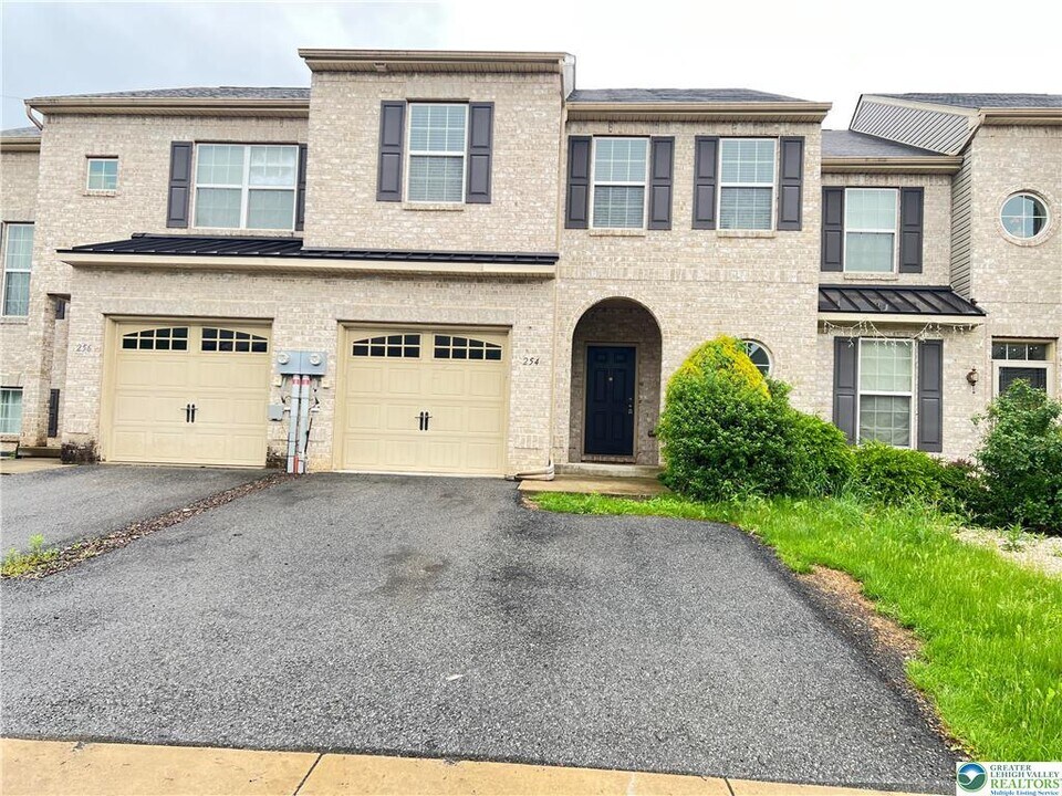 254 Milkweed Dr in Allentown, PA - Building Photo