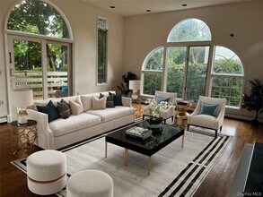 73 Railroad St in Greenlawn, NY - Foto de edificio - Building Photo