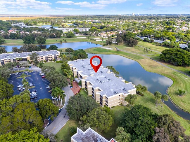 16100 Golf Club Rd in Weston, FL - Building Photo - Building Photo