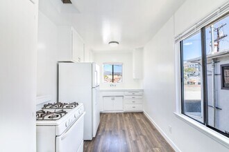 5757 La Mirada Ave in Los Angeles, CA - Building Photo - Building Photo
