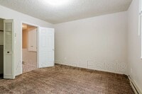 32 Royal Crest Dr photo'