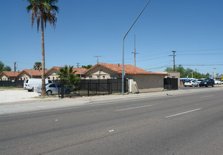 2445 N Oracle Rd in Tucson, AZ - Foto de edificio - Building Photo