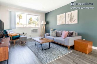 11645 Gorham Ave, Unit FL3-ID253 in Los Angeles, CA - Foto de edificio - Building Photo