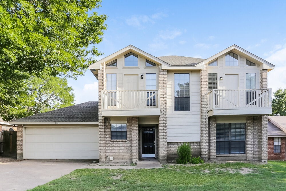 216 Mesa Wood Dr in Glenn Heights, TX - Foto de edificio