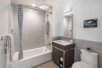 165 W 21st St, Unit 2J in New York, NY - Foto de edificio - Building Photo