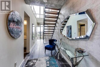 111 Bathurst St in Toronto, ON - Building Photo - Building Photo