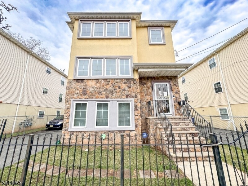 129 S 9th St in Newark, NJ - Building Photo