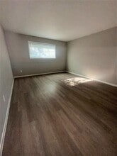 Hollyvale Apartments in Houston, TX - Foto de edificio - Building Photo