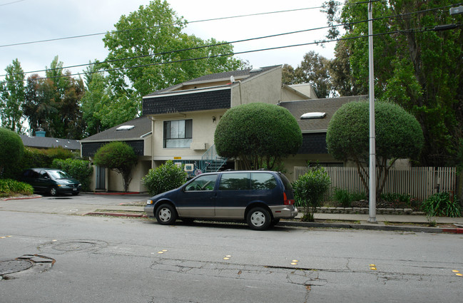 400 E Poplar Ave in San Mateo, CA - Foto de edificio - Building Photo