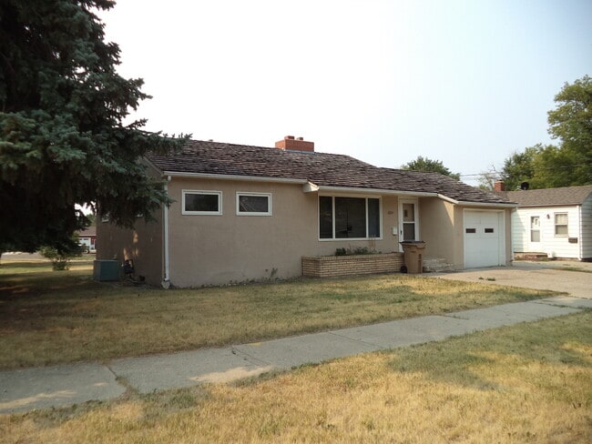 1224 6th Ave NE in Minot, ND - Building Photo - Building Photo