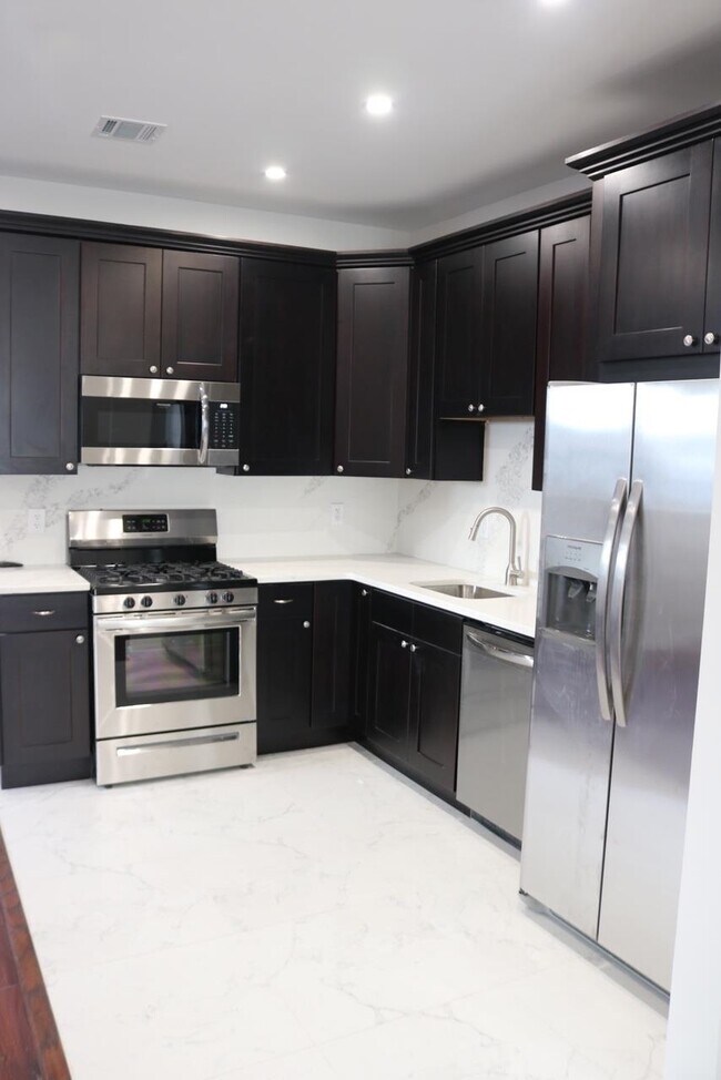 2110 Summit Ave in Union City, NJ - Building Photo - Building Photo