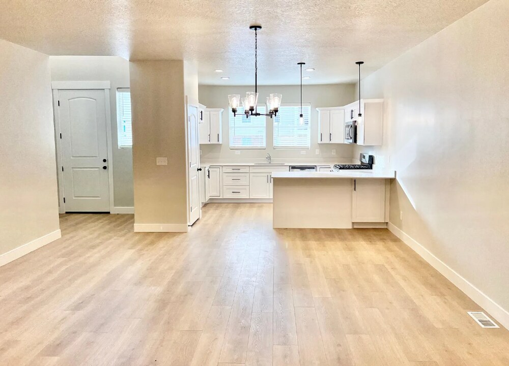 4156 Hardman Way in Saratoga Springs, UT - Building Photo