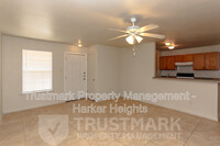 927 Pinewood Dr in Harker Heights, TX - Foto de edificio - Building Photo